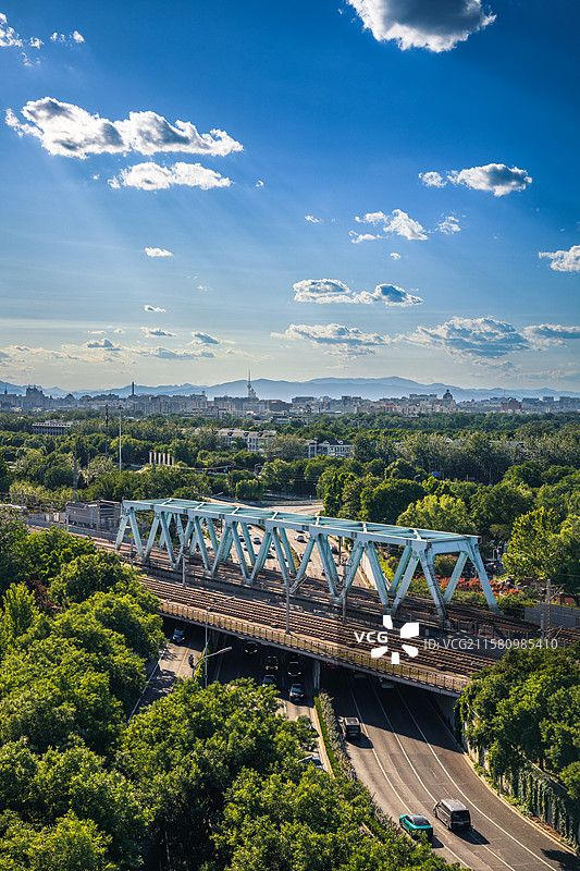 城市天际线与火车图片素材