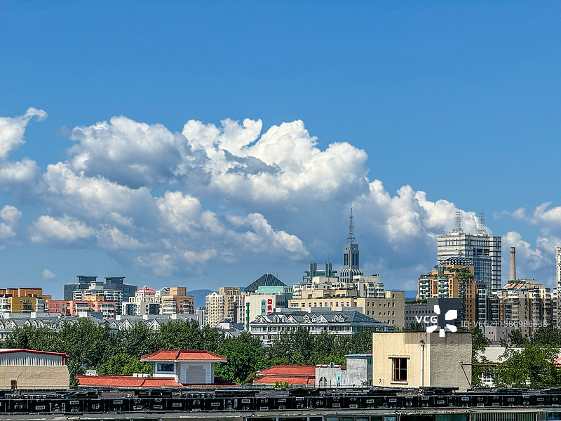 北京夏季通透的蓝天和雪山般的云图片素材
