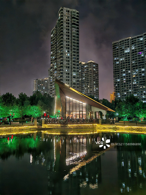 夜晚的住宅区小区居民区居民楼楼房房屋商品房图片素材