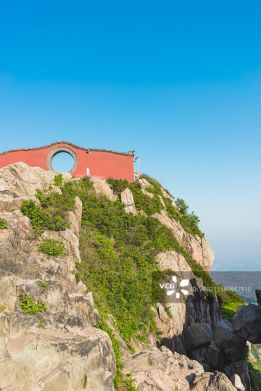 中国非都市风光拍摄主题，山东泰安国内著名景点泰山风景区，玉皇顶上红色围墙月亮门，户外白昼无人图像摄影图片素材