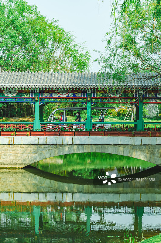 中国非都市风光拍摄主题，山东泰安泰山天平湖公园，木制栈道步行道路外立面和湖泊，户外白昼无人图像摄影图片素材