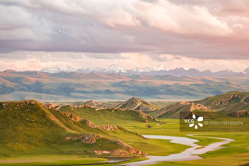 新疆巴音郭楞蒙古自治州巴音布鲁克大草原最美日落九个太阳图片素材