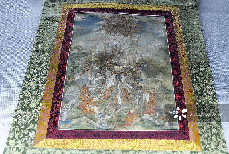 内蒙古包头市博物馆“唐卡艺术陈列”展：萨满巫师（五当召收藏，清，布；萨满教跳神的人被称为萨满巫师）图片素材