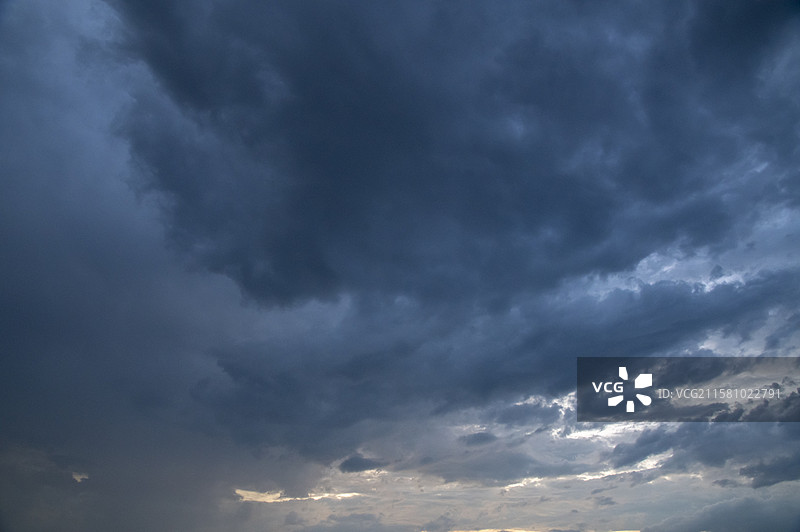 暴雨来临前天空上的乌云图片素材
