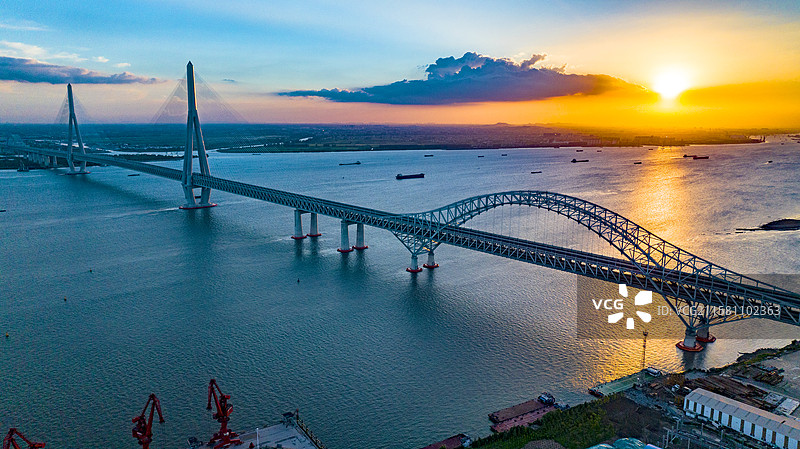 江苏泰兴：日落晚霞中的常泰长江大桥美不胜收图片素材