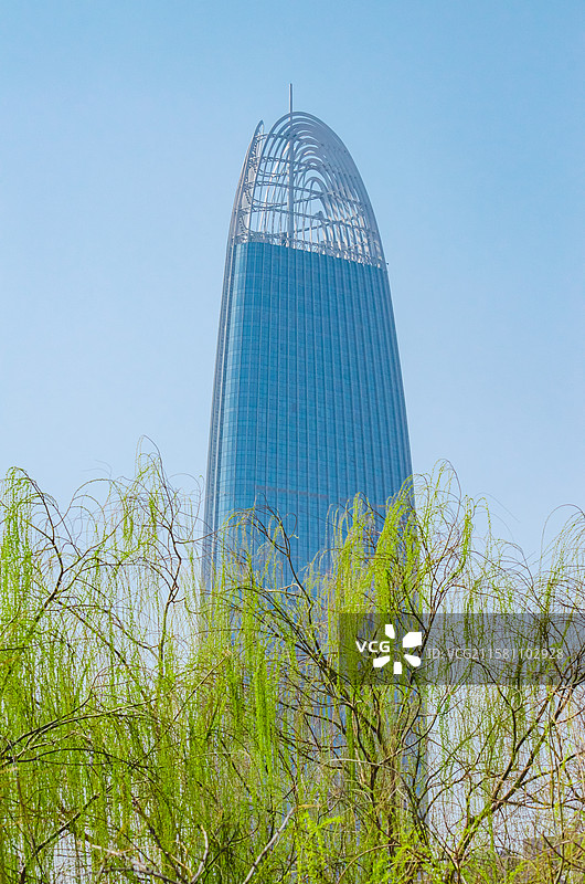 中国5A级旅游景区拍摄主题，山东省济南市标志性建筑物绿地写字楼大厦，户外白昼无人图像摄影图片素材