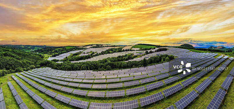 夏季日落时分，无人机航拍吉林省延边朝鲜族自治州龙井市新开光伏电站。图片素材