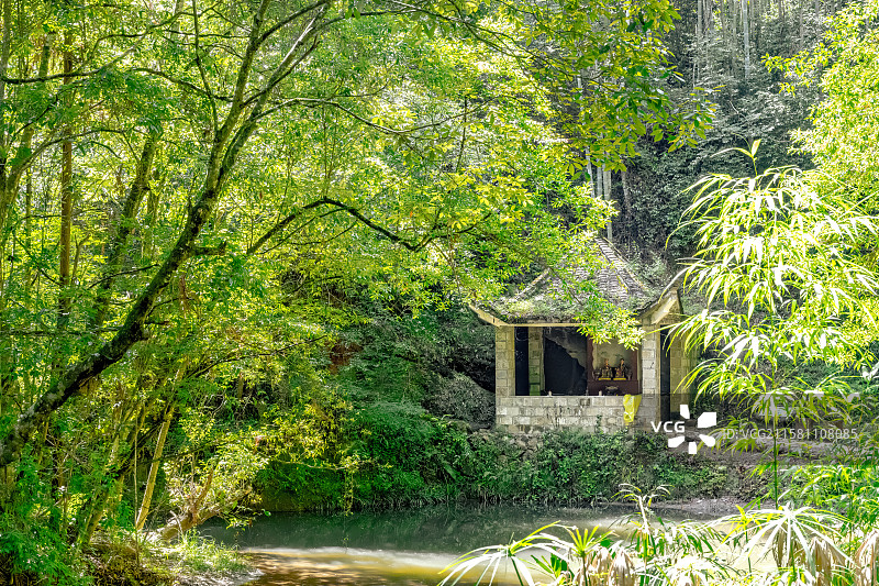山谷里的土地庙 竹林深处的山神庙 村落社庙神祠祭祀点 福建三明寨下大峡谷 毛竹林图片素材