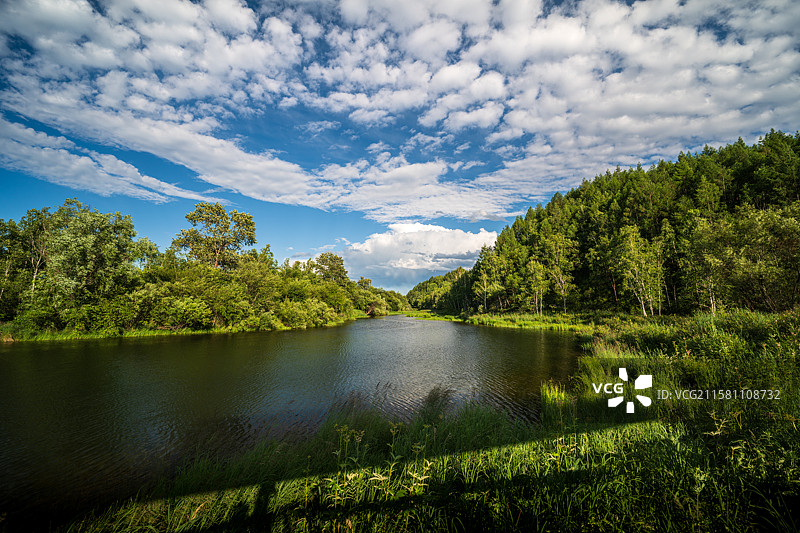 黑龙江大兴安岭加格达奇国家森林公园技术推广站景区“瀛桥谷韵”湿地观赏区，蓝天白云下森林中的湖光山色图片素材