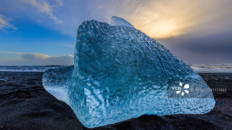 冰岛钻石沙滩的巨型冰块图片素材