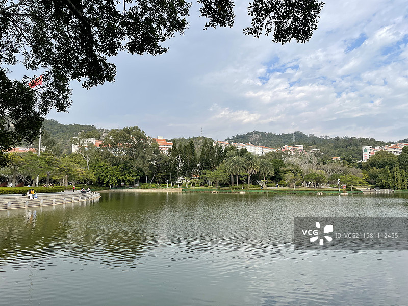 福建省厦门大学思明校区芙蓉湖景色图片素材