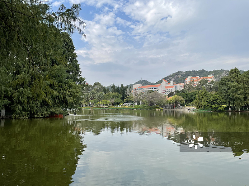福建省厦门大学思明校区芙蓉湖景色图片素材