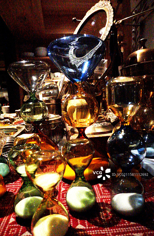 书店室内内摆放的沙漏图片素材