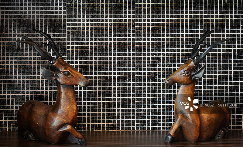 两个木质梅花鹿摆件图片素材