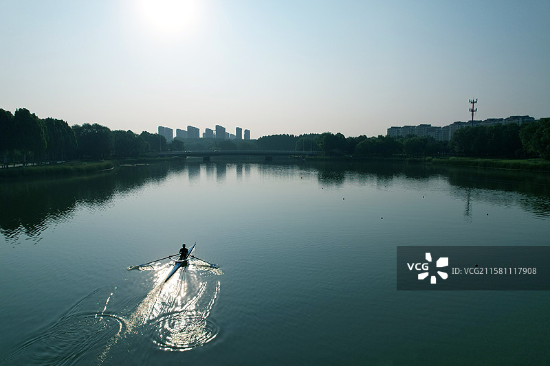 郑州龙子湖公园，夏季早晨航拍赛艇运动员在水上训练。图片素材