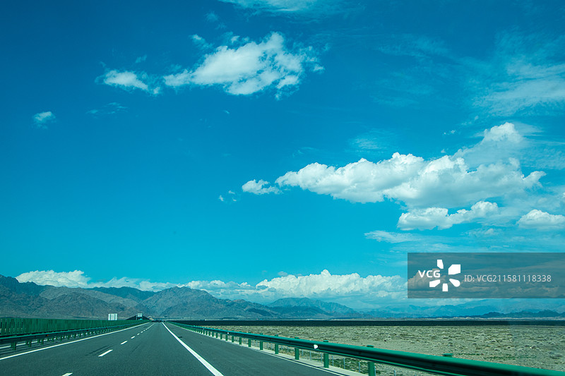 新疆高速路、蓝天下的道路、蓝天白云下的高速路、路、远方图片素材