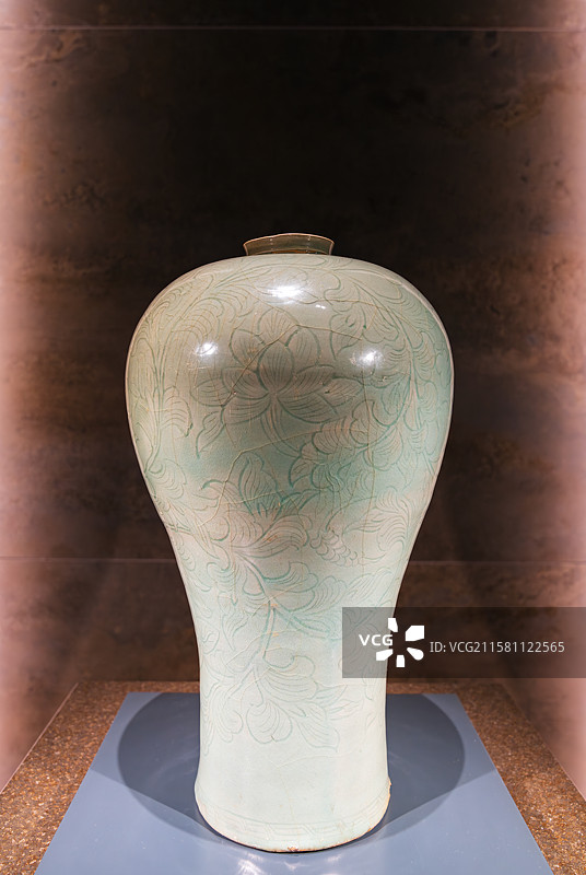 韩国首尔特别市，国立中央博物馆，雕塑·工艺馆，青瓷室，青瓷阴刻莲花唐草纹梅瓶，高丽，第97号国宝图片素材