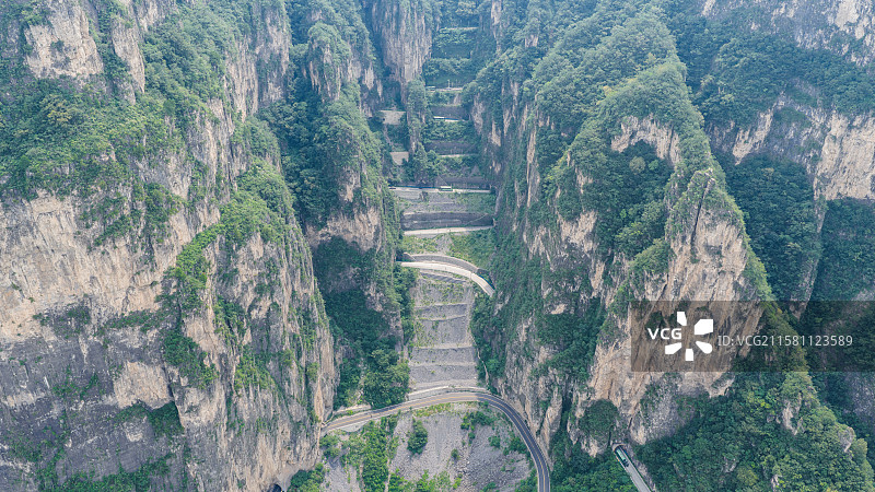 河南省焦作市云台山景区叠彩洞隧道盘山公路图片素材