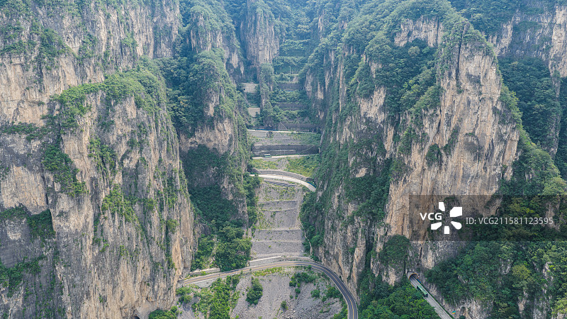河南省焦作市云台山景区叠彩洞隧道盘山公路图片素材