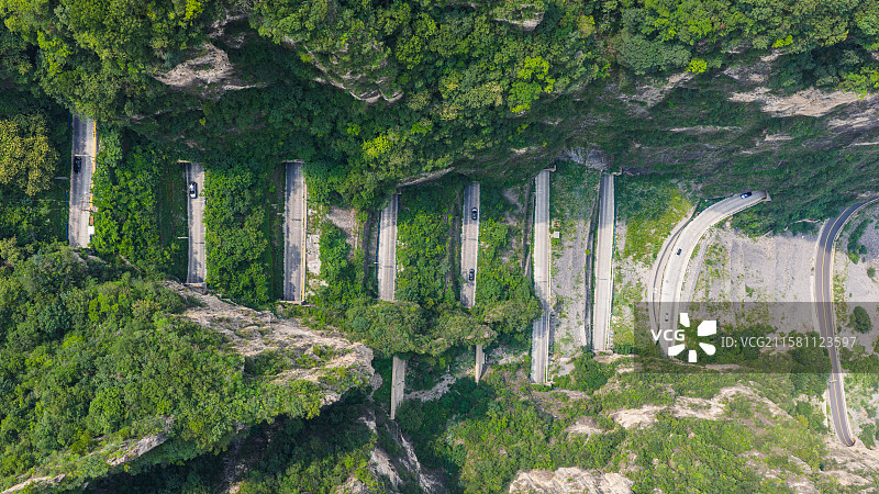 河南省焦作市云台山景区叠彩洞隧道盘山公路图片素材