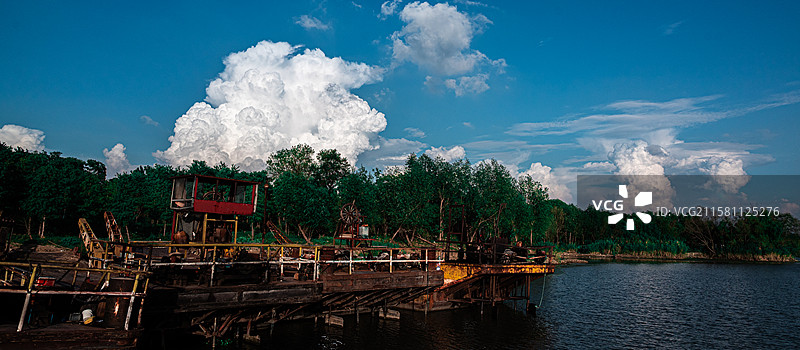 新沂骆马湖畔船与高积云图片素材