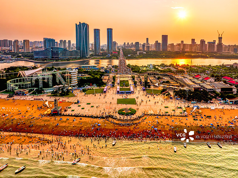 航拍夏季日落时分的山东省日照市万平口景区图片素材