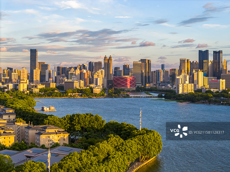 武汉东湖楚河汉街商务区城市天际线日出金光图片素材