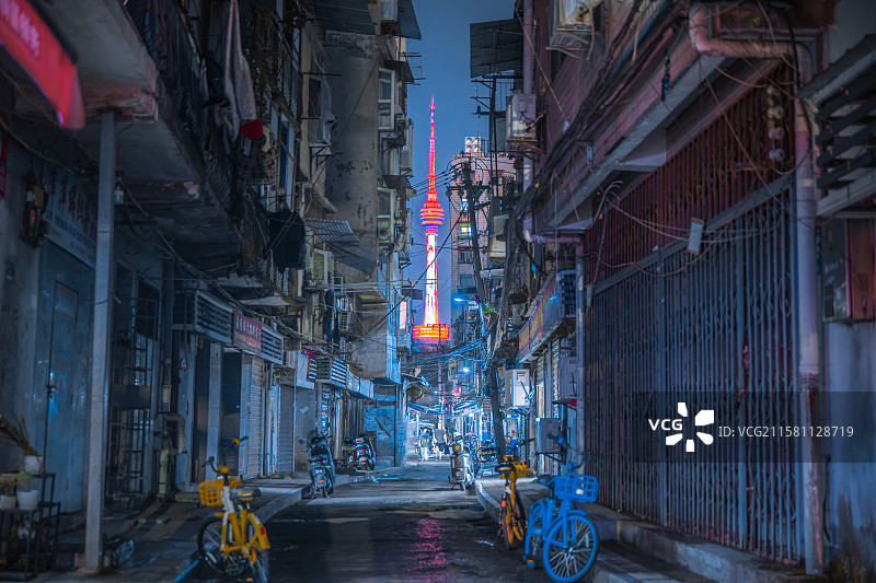 武汉汉正街老社区夹缝中的龟山电视塔图片素材
