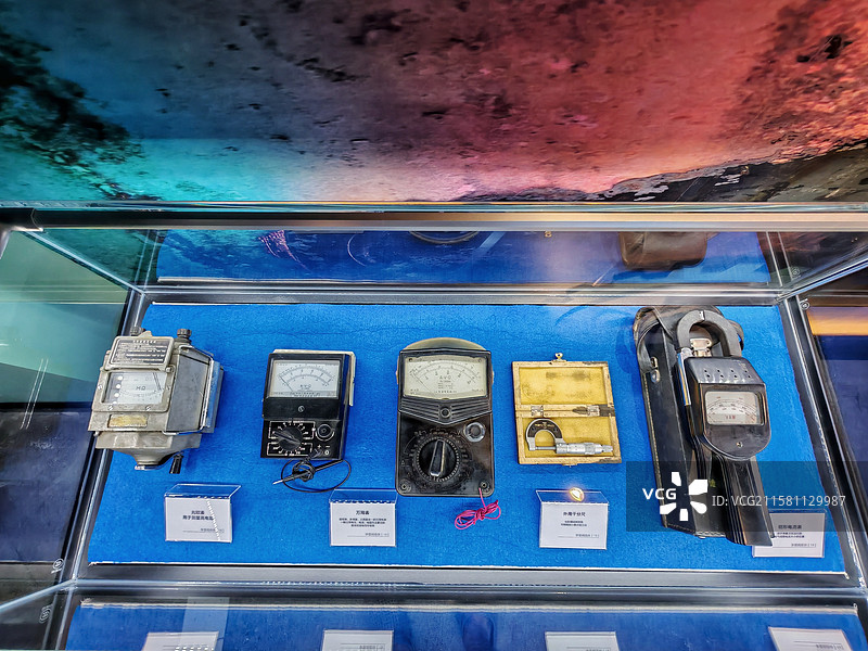 博物馆里展览的机械式指针式电流表安培计图片素材