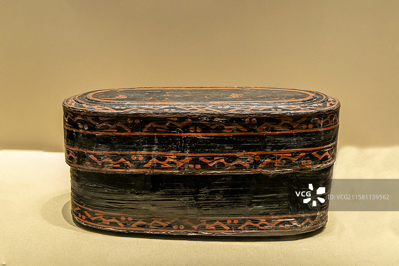 湖北省博物馆“极目楚天——湖北古代文明”展：彩绘云气纹漆椭圆奁（秦，云梦睡虎地31号墓出土）图片素材