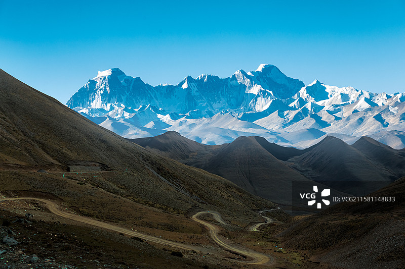 雪山下蜿蜒的山路，雪山背景，雪山题材，雪山图片素材