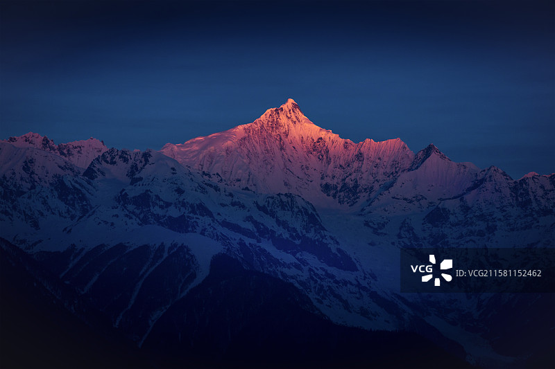 梅里雪山日照金山奇观-德钦飞来寺视角，清晨7点曙光映照,云南图片素材