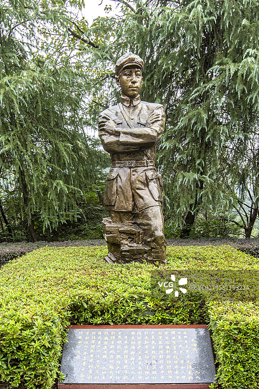 韶山烈士陵园内的毛泽东胞弟毛泽民铜像图片素材