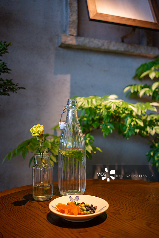 餐桌上的花瓶与绿植图片素材