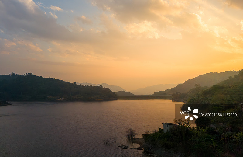 福建省漳州市平和县灵通山夕阳下的宁静湖景图片素材