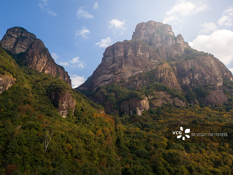 福建省漳州市平和县灵通山壮丽的山峰与茂密的森林图片素材