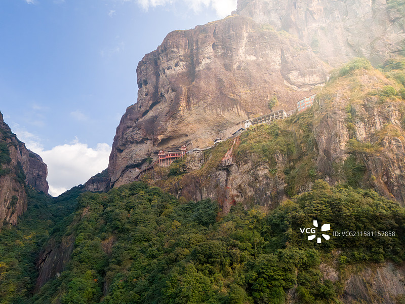 福建省漳州市平和县灵通山悬崖上的古寺图片素材
