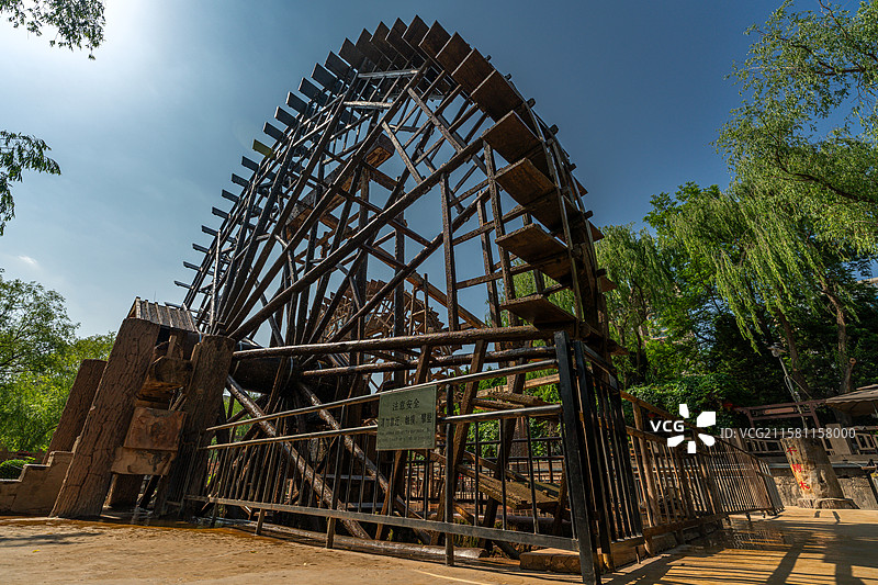 甘肃兰州黄河边上的水车博览园里的水车图片素材