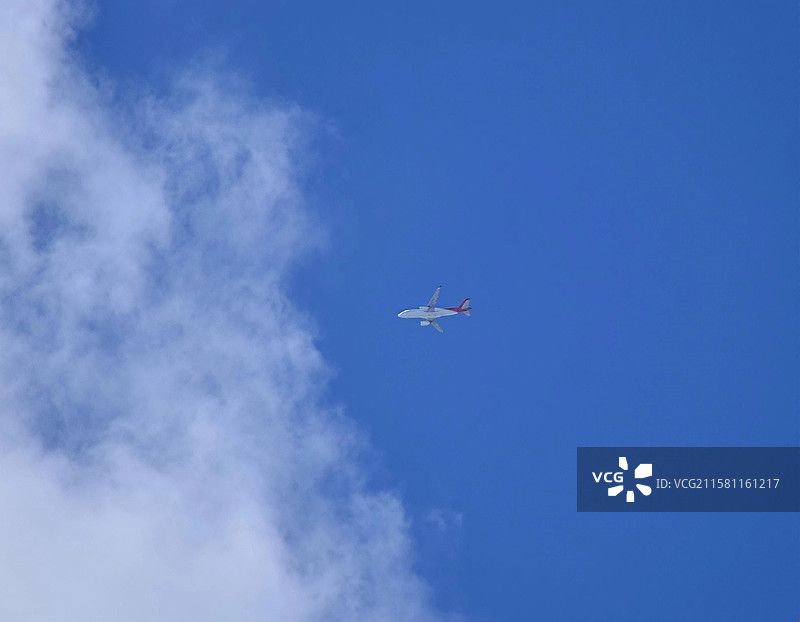 云层上的飞机图片素材