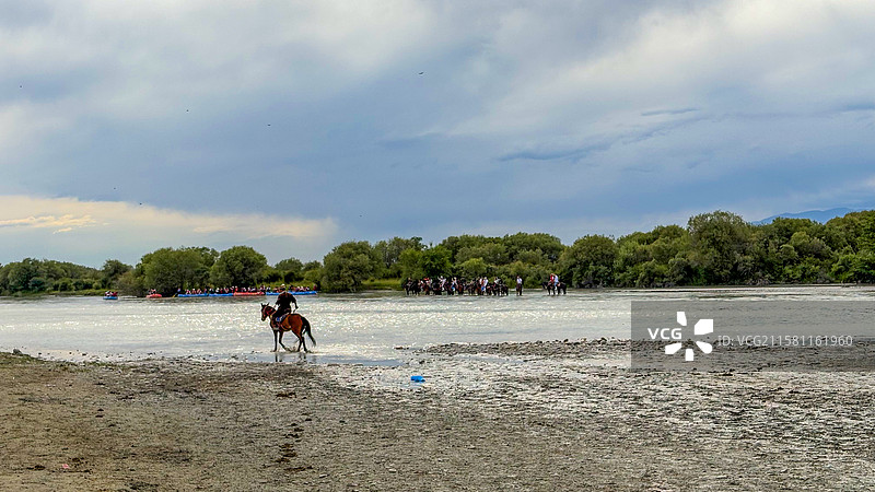 游牧民族，牧民，牧马人放牧，马群图片素材