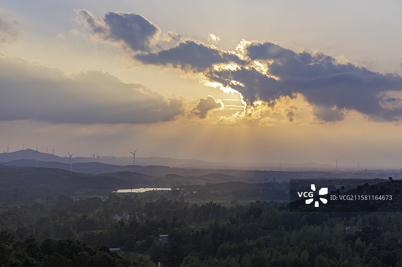 河南省唐河县石柱山风景区金色的晚霞云彩和万丈霞光图片素材