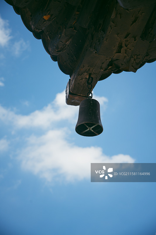 扬州大明寺栖灵塔屋檐下的一个深色铜铃图片素材