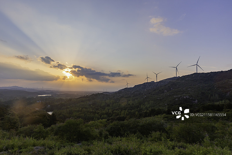 河南省唐河县石柱山风景区金色的晚霞云彩和万丈霞光图片素材