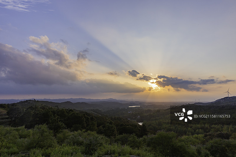河南省唐河县石柱山风景区金色的晚霞云彩和万丈霞光图片素材