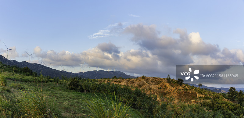 河南省唐河县石柱山风景区金色的晚霞和多彩的云彩图片素材