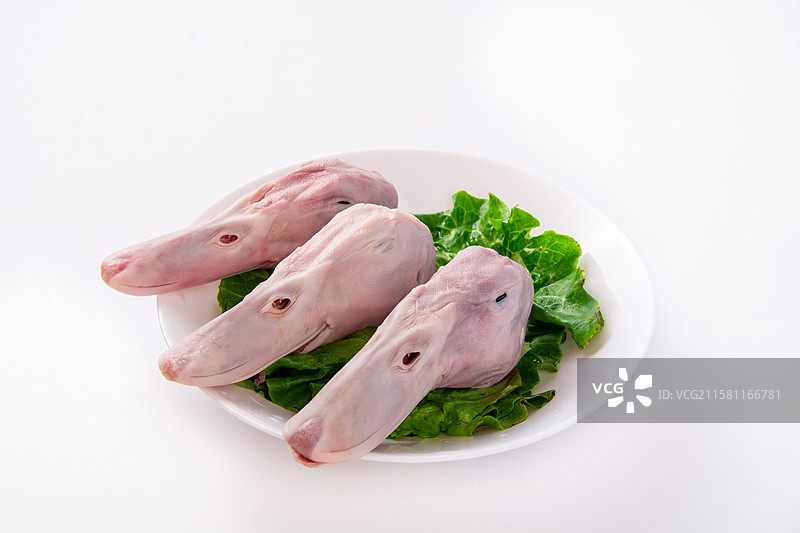 白色背景上的生鲜鸭头图片素材