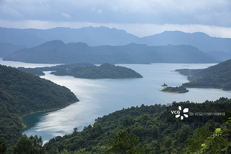 高角度俯瞰树木和山脉图片素材