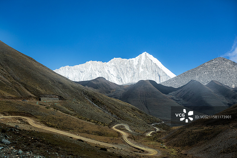 雪山下蜿蜒的山路，雪山背景，雪山题材，雪山，自驾游图片素材