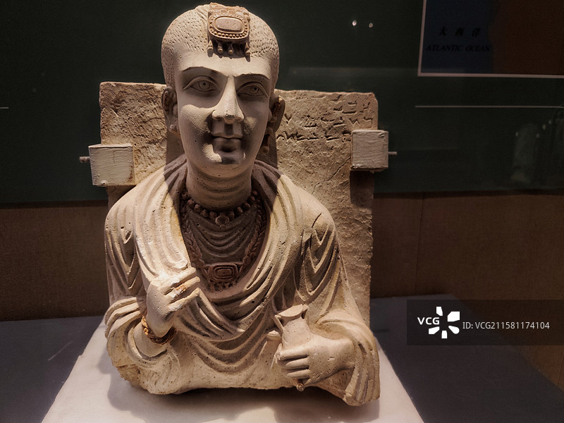 大马士革国家博物馆藏品：石灰石墓葬雕像（罗马时期公元2世纪霍姆斯省西部地区叙利亚沙漠的帕尔米拉）图片素材