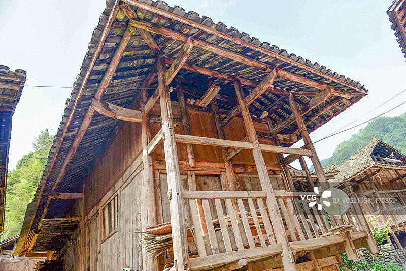 湖北恩施土家吊脚楼上梁仪式图片素材